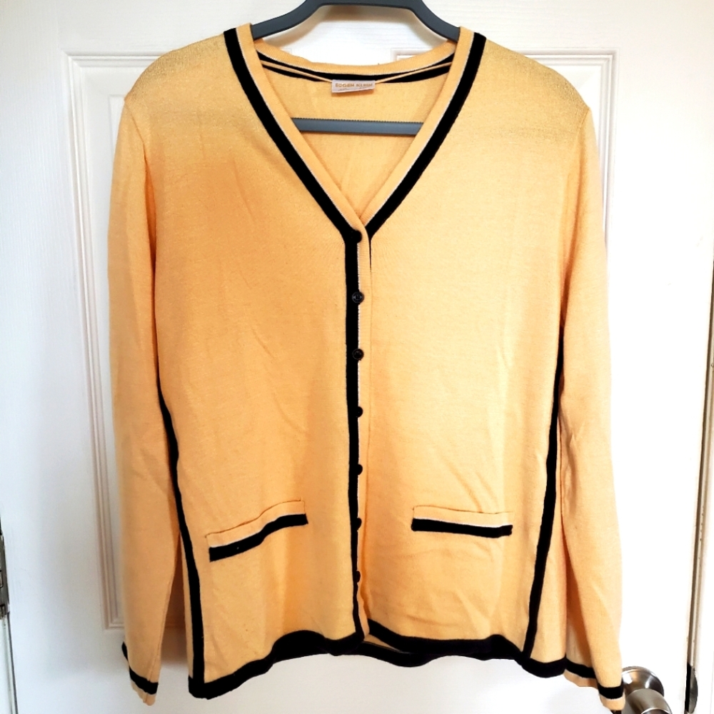 Professional yellow top with black trim